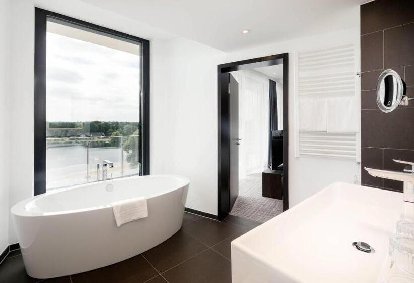 Люкс с Балконом, Courtyard By Marriott Wolfsburg