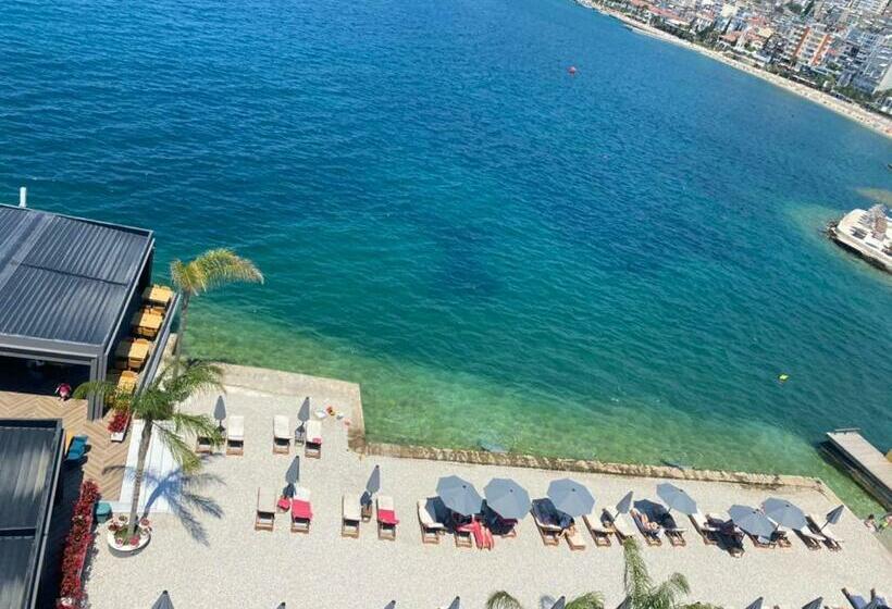 غرفة ديلوكس مطلّة علي البحر مزوَّدة بشُرفة, Demi