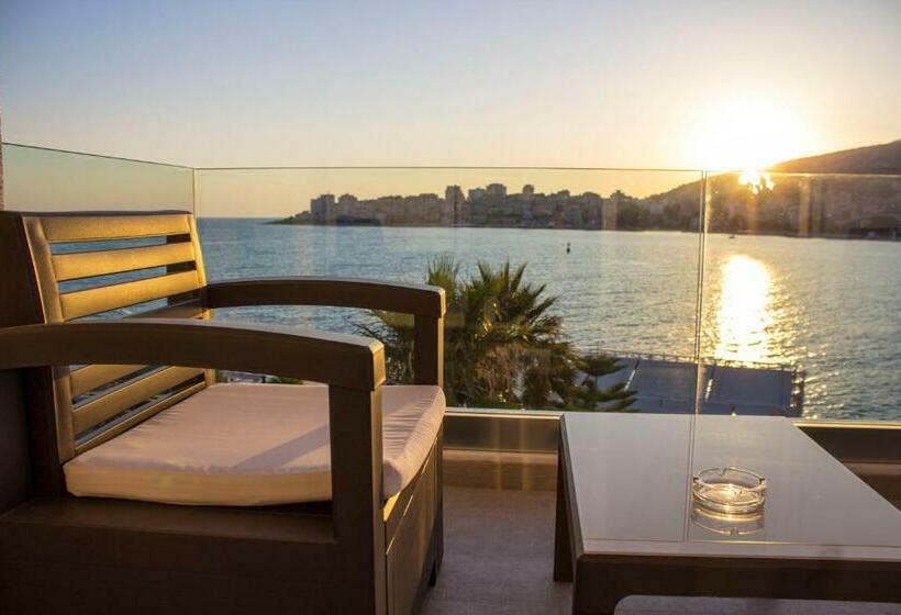 غرفة ديلوكس مطلّة علي البحر مزوَّدة بشُرفة, Demi