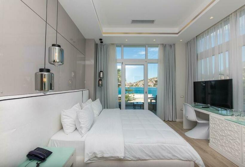 غرفة ديلوكس مطلّة علي البحر مزوَّدة بشُرفة, Demi