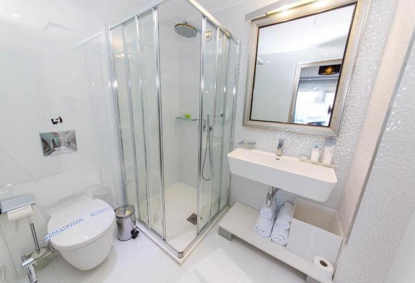 غرفة ديلوكس مطلّة علي البحر مزوَّدة بشُرفة, Demi