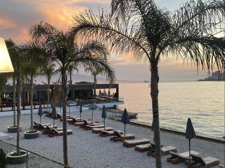 غرفة ديلوكس مطلّة علي البحر مزوَّدة بشُرفة, Demi