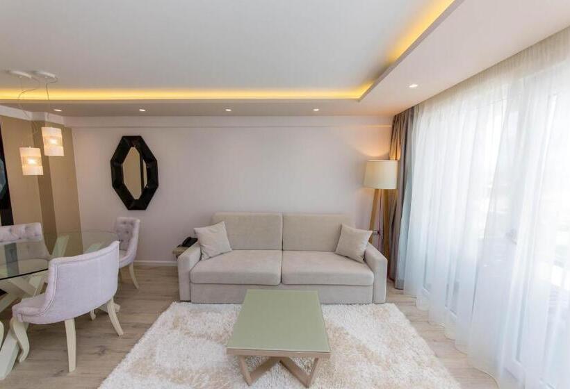 جناح ديلوكس, Demi