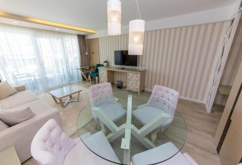 جناح ديلوكس, Demi