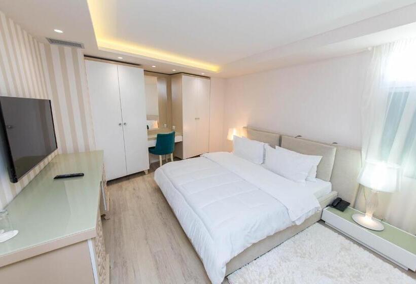 جناح ديلوكس, Demi