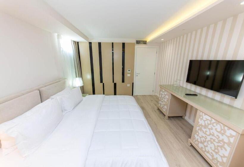 جناح ديلوكس, Demi