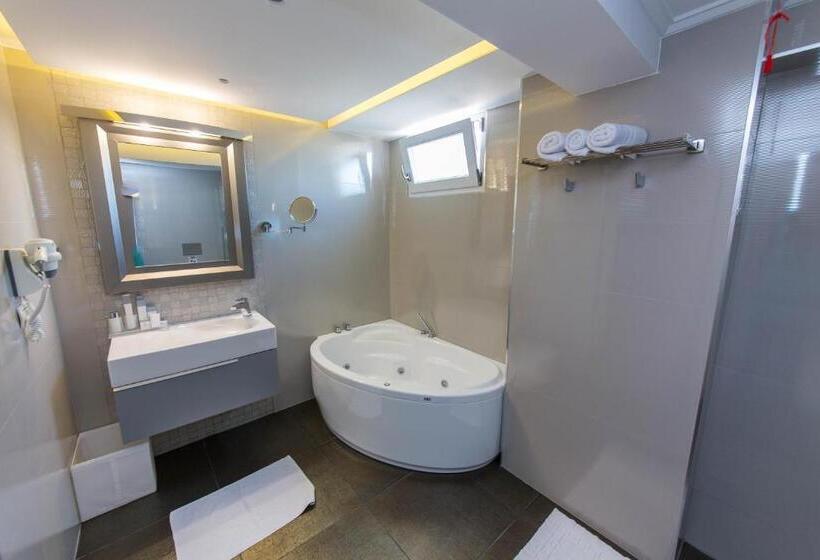 جناح ديلوكس, Demi