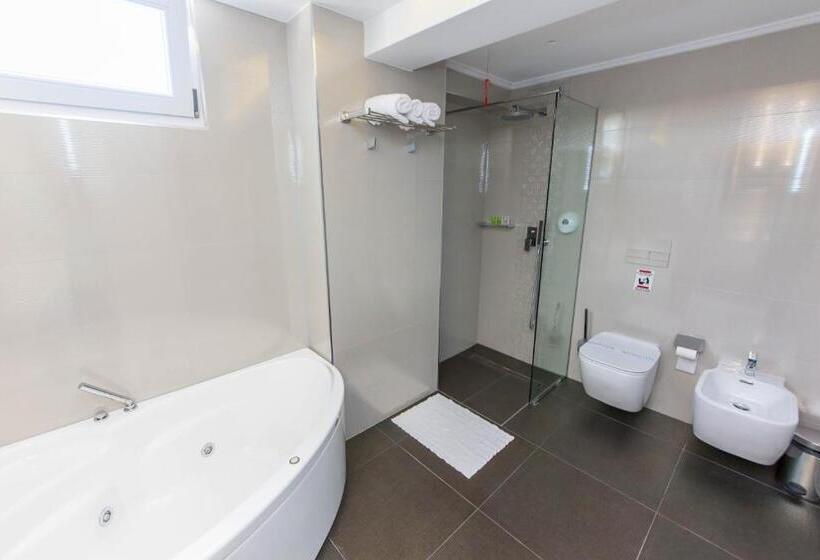 جناح ديلوكس, Demi