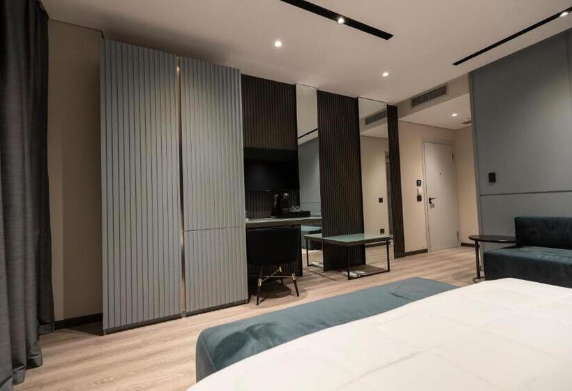 غرفة سوبيريور, Demi