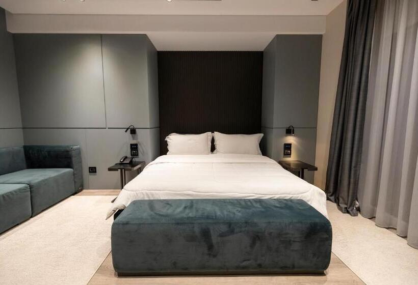 غرفة سوبيريور, Demi