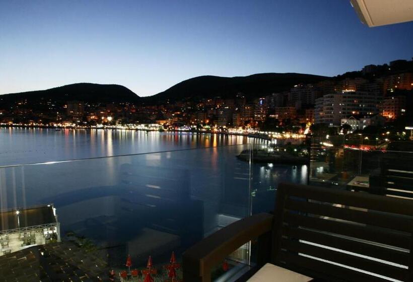 غرفة سوبيريور, Demi