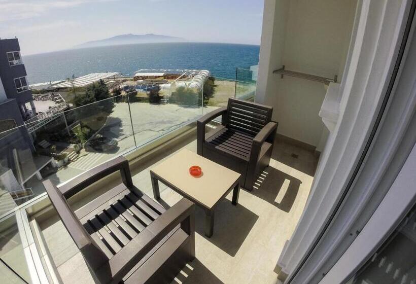 غرفة قياسية مزوَّدة بشُرفة, Demi