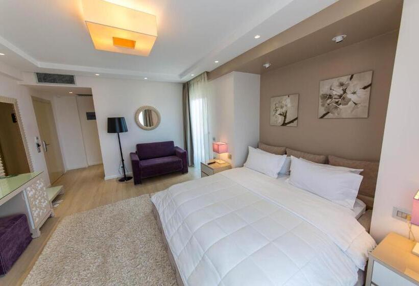 غرفة قياسية مزوَّدة بشُرفة, Demi