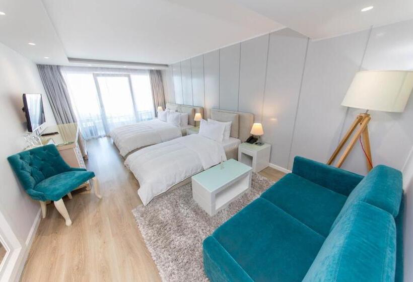 غرفة قياسية ثلاثية مزودة بشرفة, Demi