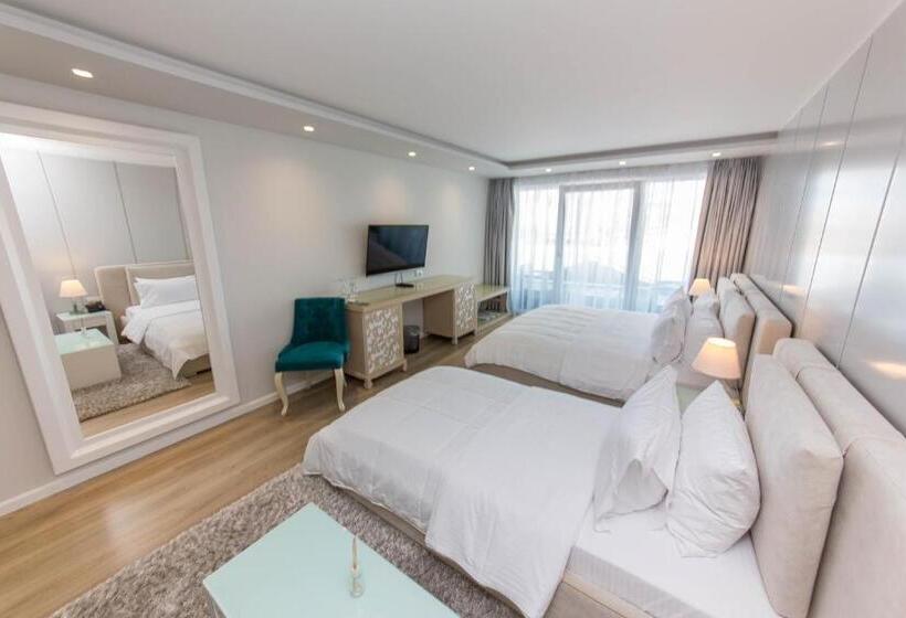 غرفة قياسية ثلاثية مزودة بشرفة, Demi