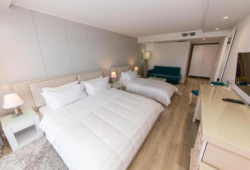 غرفة قياسية ثلاثية مزودة بشرفة, Demi