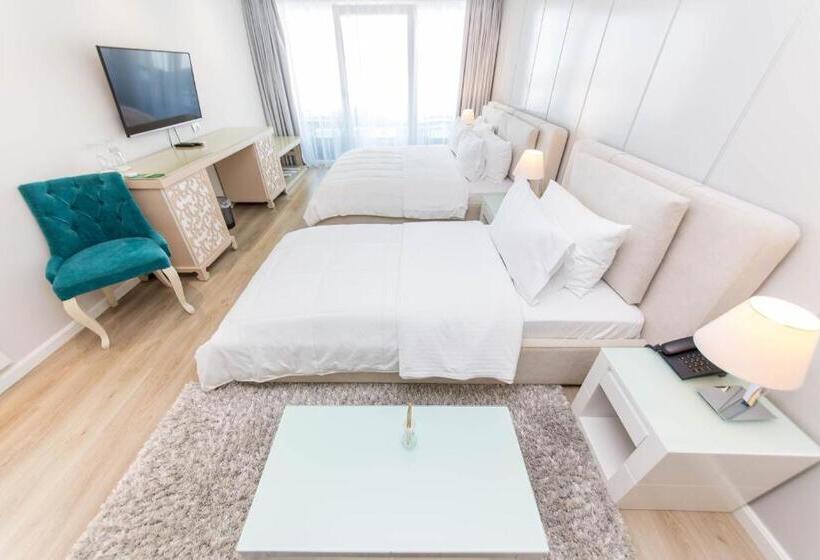 غرفة قياسية ثلاثية مزودة بشرفة, Demi