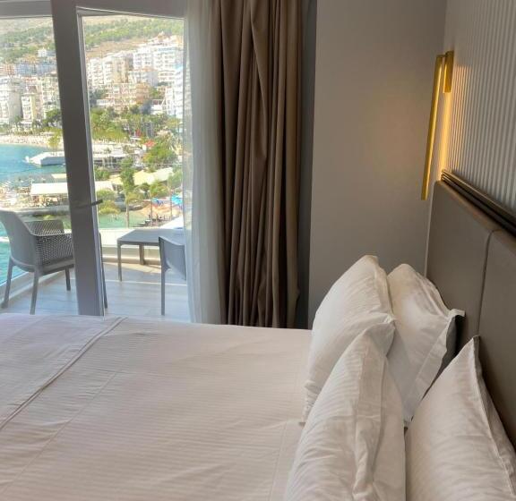 غرفة ديلوكس مطلّة علي البحر مزوَّدة بشُرفة, Demi