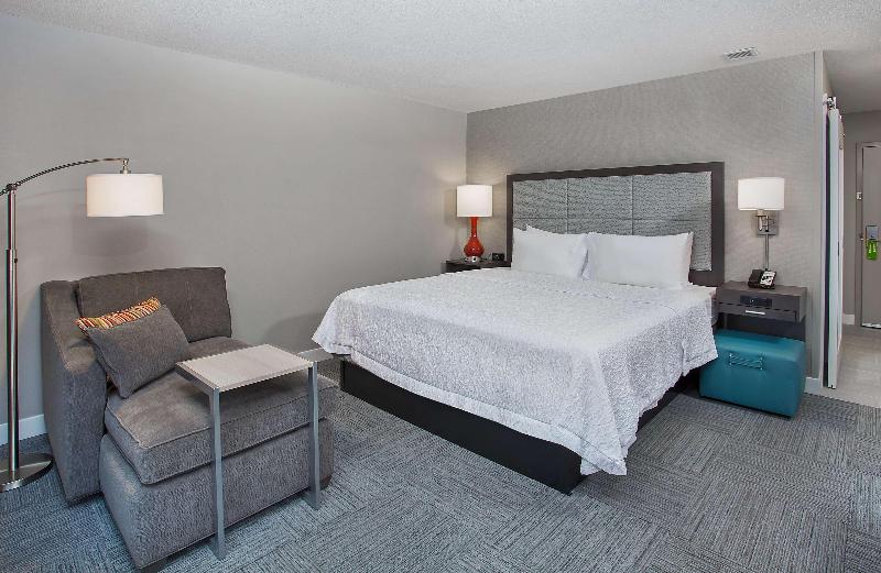 带大床的标准间, Hampton Inn Vincennes