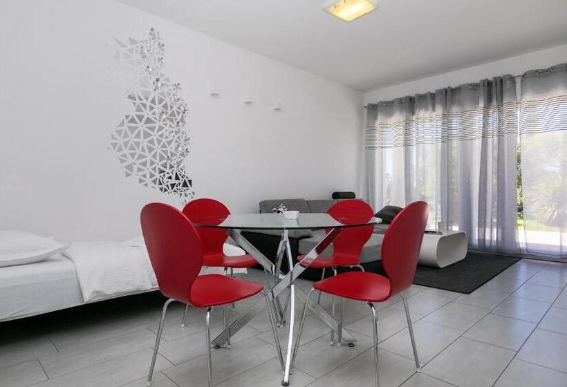 Апартаменты 1 Спальня Вид на Сад, Luxury Apartments Klara