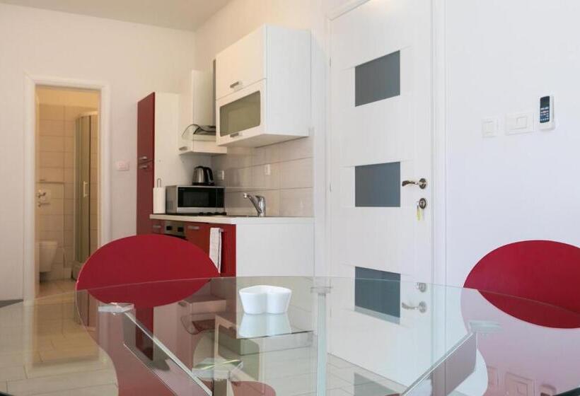 Апартаменты 1 Спальня Вид на Сад, Luxury Apartments Klara