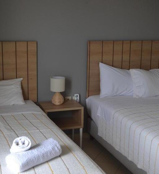 חדר סטנדרטי לשלושה עם נוף, Rondo's