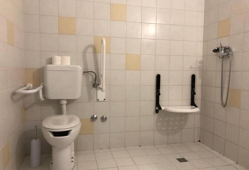 Quarto Estandar Individual para Deficientes Físicos, Rooms Dr. Franjo Tuđman Hostel