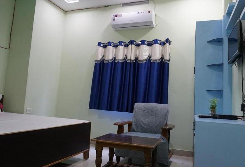 اتاق لوکس با تخت بزرگ, Golden River