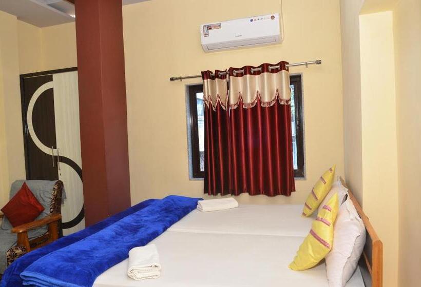 اتاق لوکس با تخت بزرگ, Golden River