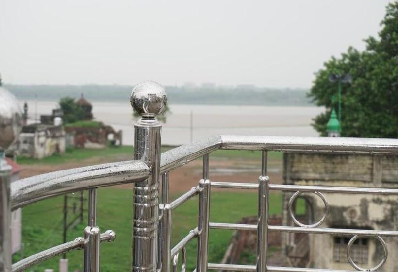 اتاق لوکس با تخت بزرگ, Golden River