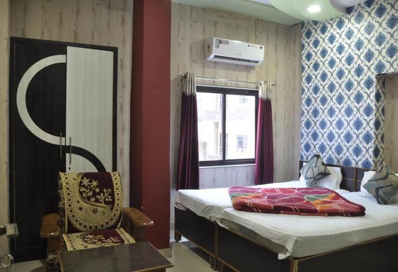 اتاق لوکس با تخت بزرگ, Golden River