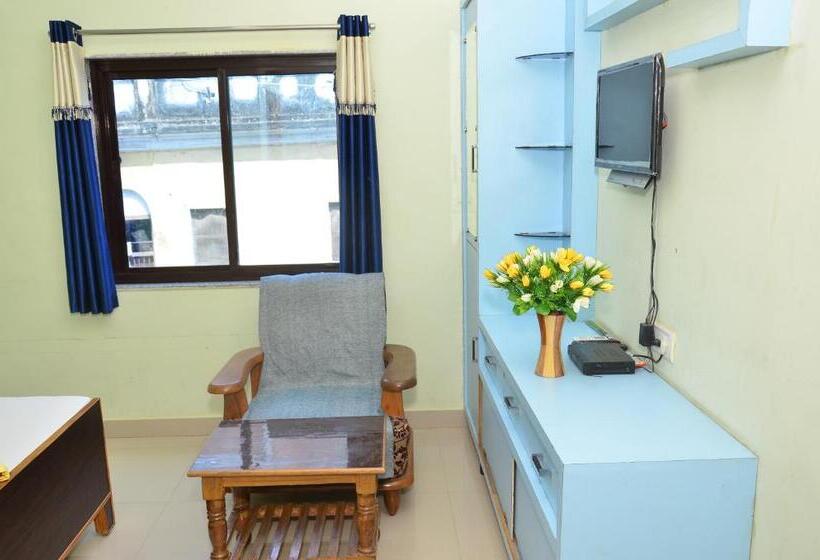 اتاق لوکس با تخت بزرگ, Golden River