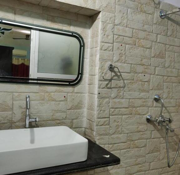 اتاق لوکس سه تخته, Golden River