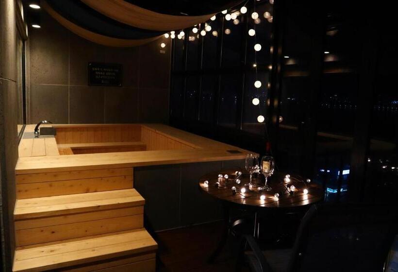 듀플렉스 스위트, Louis Boutique