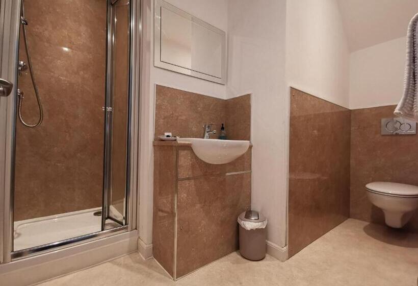 غرفة قياسية, The Millcroft