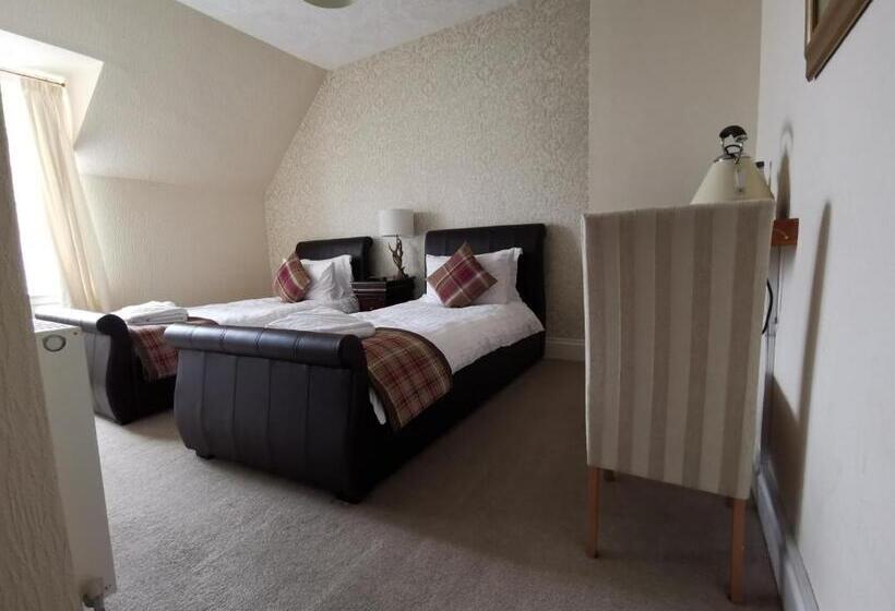 غرفة قياسية مطلّة علي البحر, The Millcroft