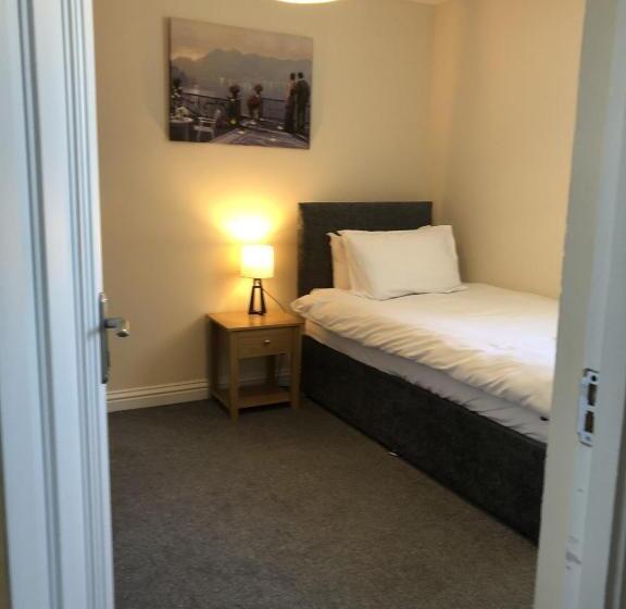 جناح ديلوكس, The Millcroft