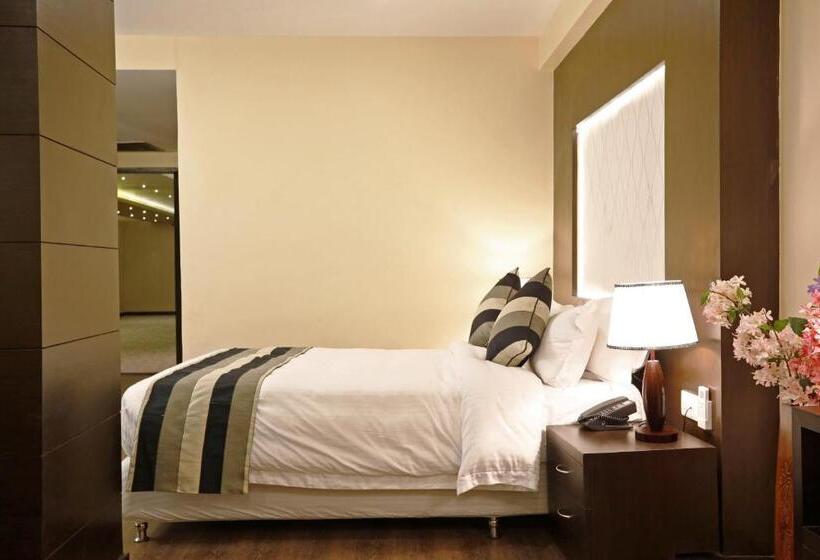 סוויטה משפחתית, United Business