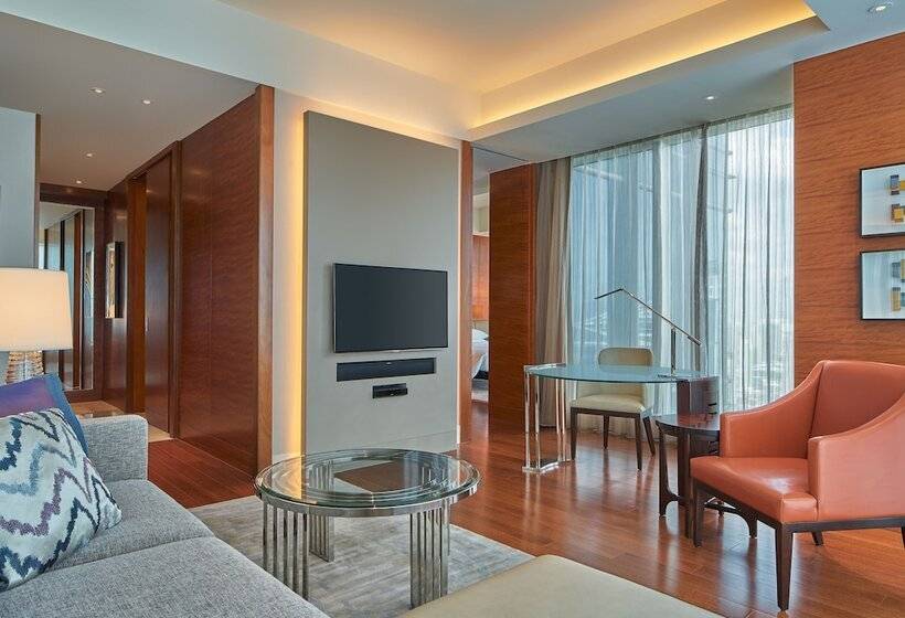 Люкс, Grand Hyatt Manila