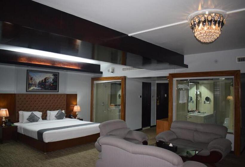 Suite cu Vedere la Piscină, Momo Inn