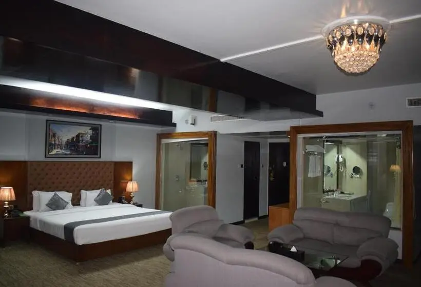 سوییت با چشم‌انداز استخر, Momo Inn