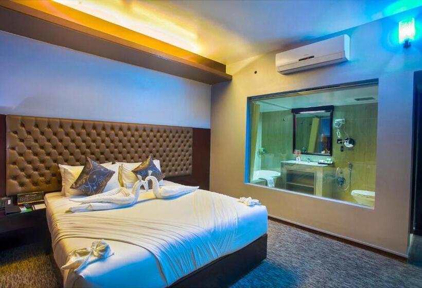 Suite cu Vedere la Piscină, Momo Inn