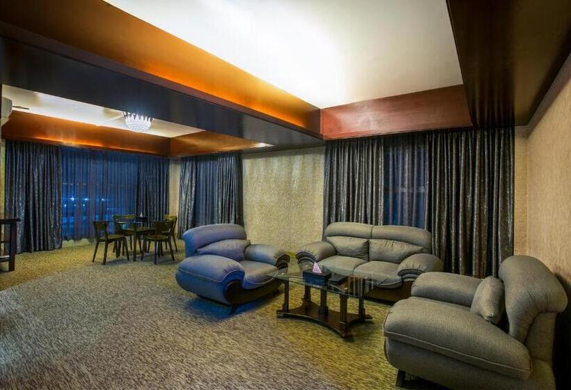 Suite cu Vedere la Piscină, Momo Inn