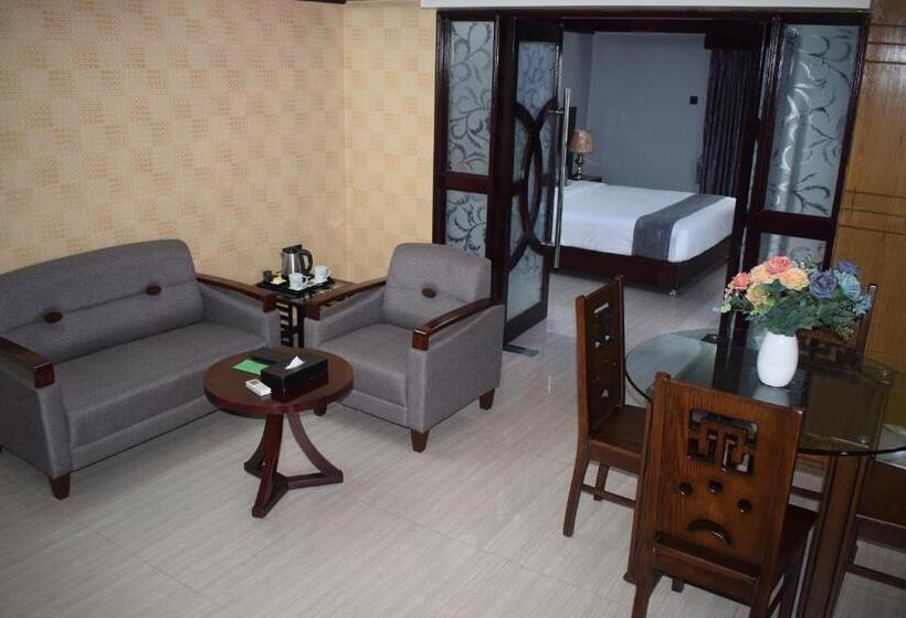 Junior Suite cu Balcon, Momo Inn