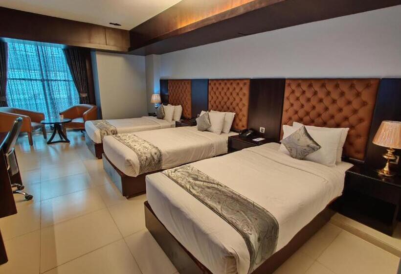 Cameră Triplă Deluxe, Momo Inn