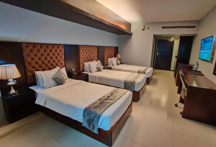 Cameră Triplă Deluxe, Momo Inn