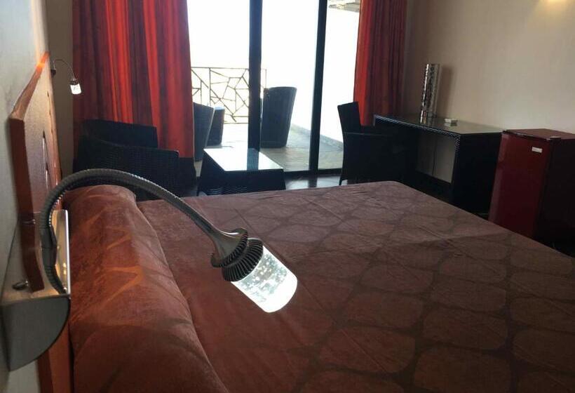 سوییت جونیور با چشمانداز دریا, De La Poste