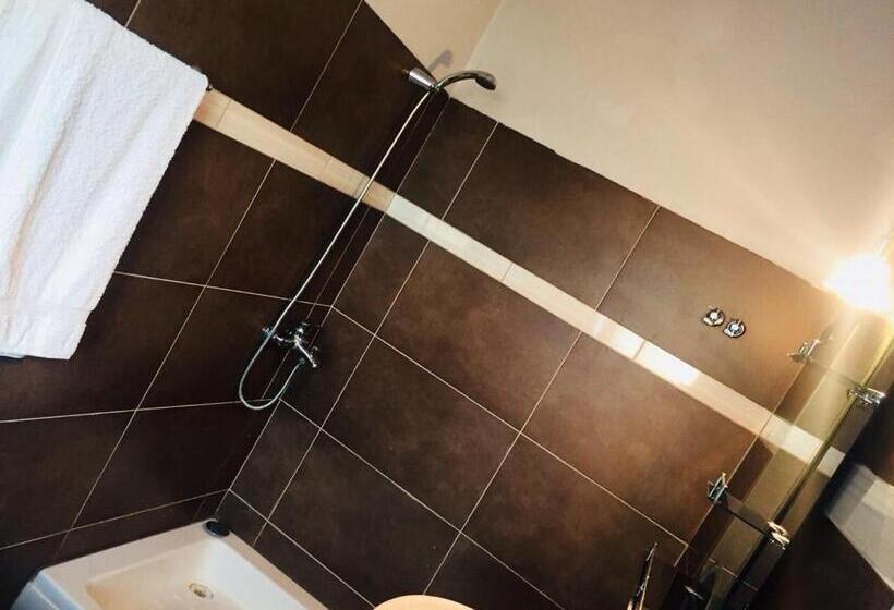 Quarto Deluxe com Sacada, Fari