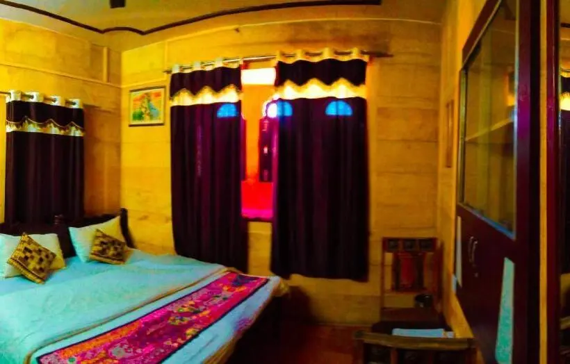 اتاق خانوادگی, Fotiya Jaisalmer