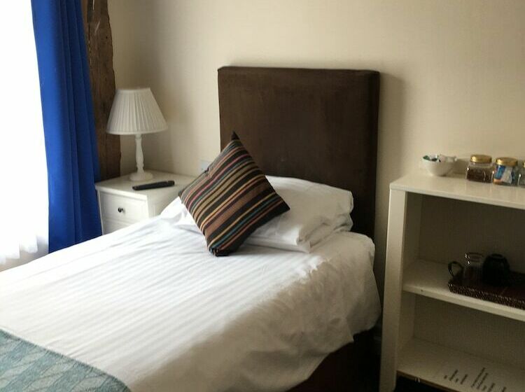 غرفة قياسية فردية, The Chequers